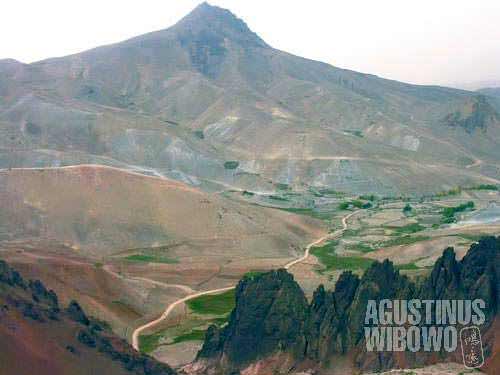Shahtu Pass, 3350 m, one of the mightiest high passes in mountainous Afghanistan, separates Panjao from Bamiyan.