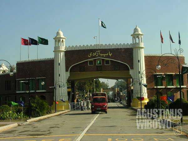 "Gate of Freedom", the gate to Pakistan