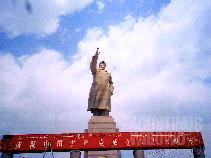 Patung Mao raksasa melambai ria di pusat kota Kashgar (AGUSTINUS WIBOWO)