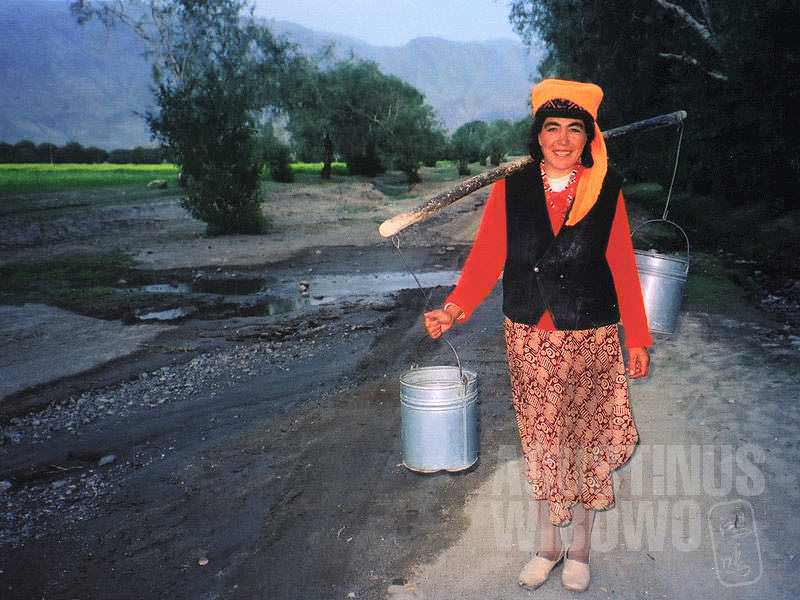 Perempuan Tajik dari Tashkurgan, China (desa terakhir sebelum Khunjerab Pass), punya kebiasaan memakai topi di bawah kerudung. (AGUSTINUS WIBOWO)