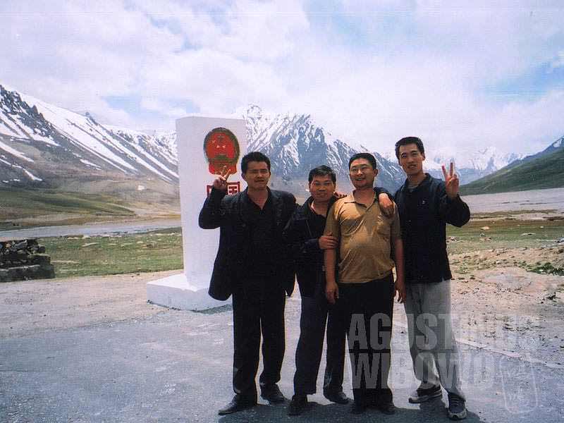 Para kuli China di Khunjerab Pass sisi China (AGUSTINUS WIBOWO)