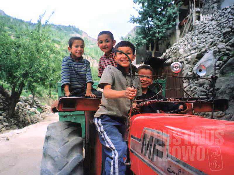 Bocah-bocah Pakistan bermain di jalanan desa (AGUSTINUS WIBOWO)