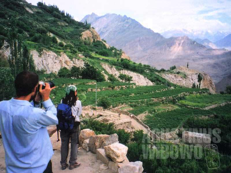 Para turis memotret keindahan pegunungan Hunza di tengah perjalanan hiking (AGUSTINUS WIBOWO)