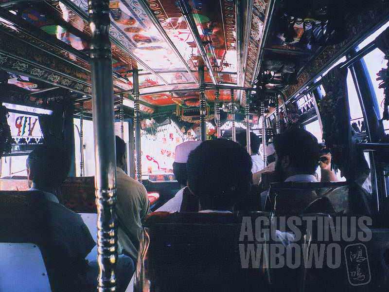 Interior bus yang penuh hiasan (AGUSTINUS WIBOWO)