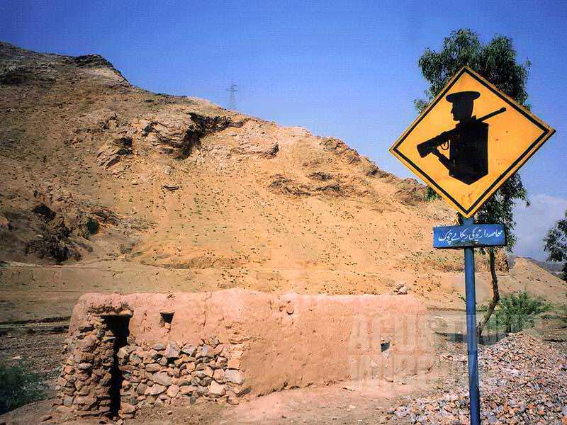Rambu-rambu misterius yang berderet sepanjang jalan di Khyber Pass (AGUSTINUS WIBOWO)
