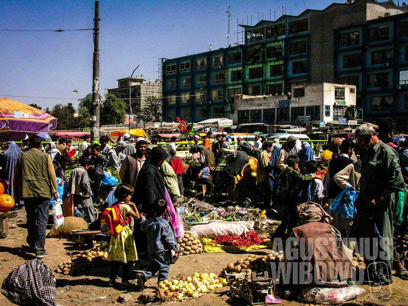 5.Pasar Kabul masih ramai seperti biasa (AGUSTINUS WIBOWO)