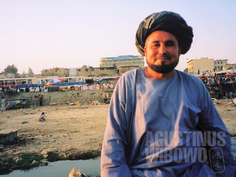 Seorang pedagang Uzbek. Ups, di sungai yang kering itu sepertinya ada yang sedang menjalani ritual panggilan alam (AGUSTINUS WIBOWO)