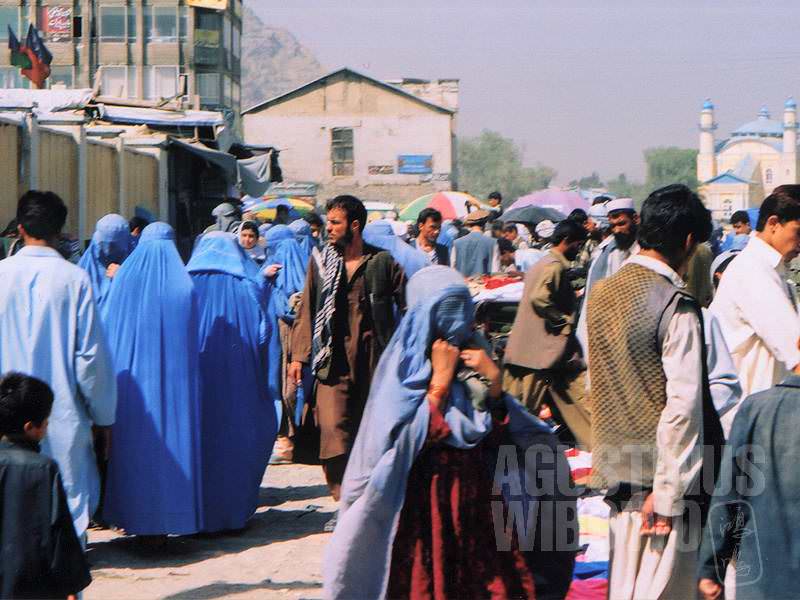 Jauh lebih banyak perempuan di jalanan Kabul daripada Peshawar (AGUSTINUS WIBOWO)