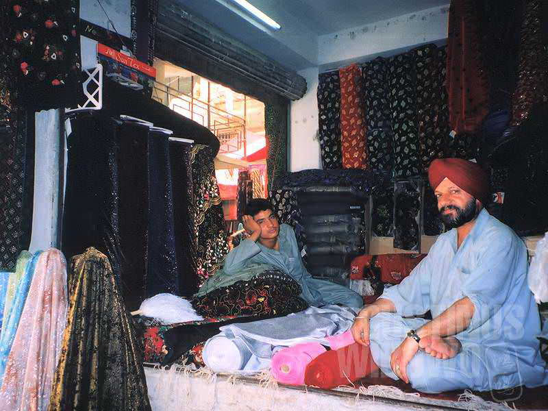 Pedagang Sikh dengan rambut yang tidak pernah dipotong tersembunyi di balik serban. (AGUSTINUS WIBOWO)