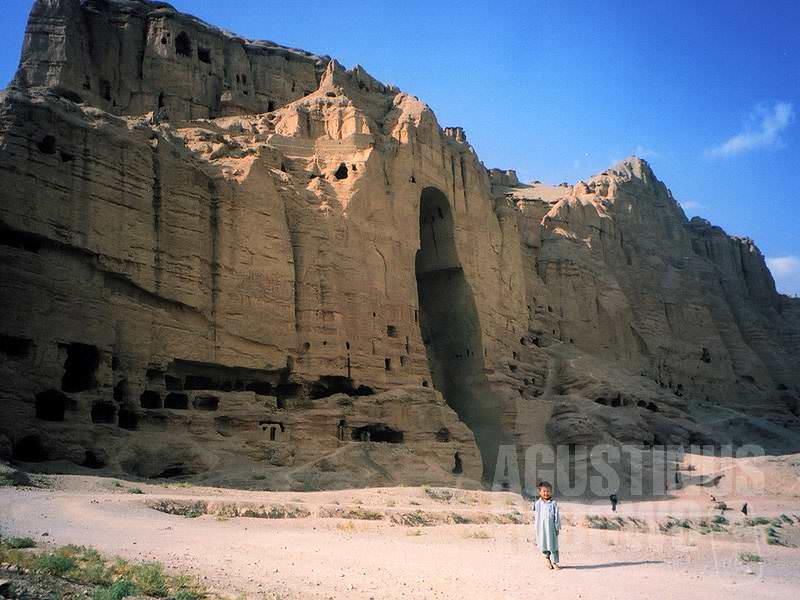 Lubang-lubang gua di tebing itu juga ditinggali manusia (AGUSTINUS WIBOWO)