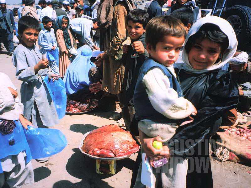 Pasar Kabul selalu dipenuhi anak-anak (AGUSTINUS WIBOWO)