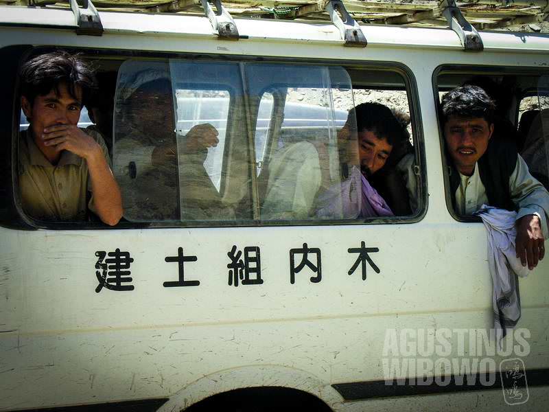 Para penumpang di dalam Falangkoch yang bertuliskan huruf-huruf China. Di Pakistan dan Afghanistan, entah mengapa orang suka sekali mendekorasi mobil dengan huruf China. (AGUSTINUS WIBOWO)