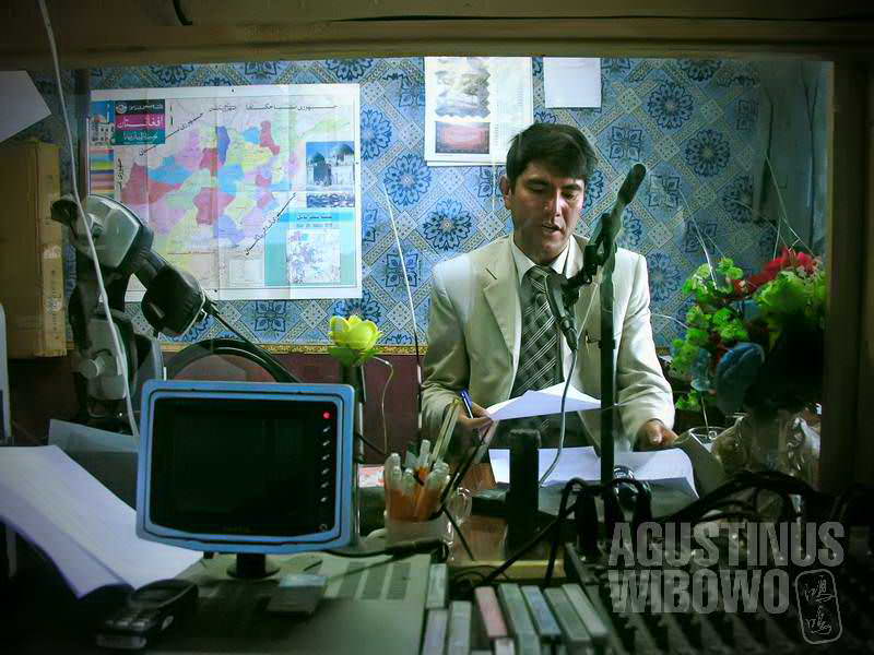 Siaran berita Hadi Ghafari di Radio Bamiyan (AGUSTINUS WIBOWO)