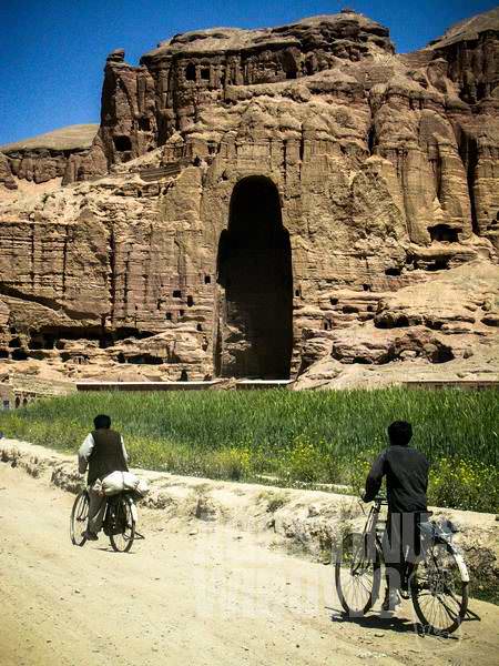 Gua-gua patung raksasa mendominasi langit Bamiyan (AGUSTINUS WIBOWO)