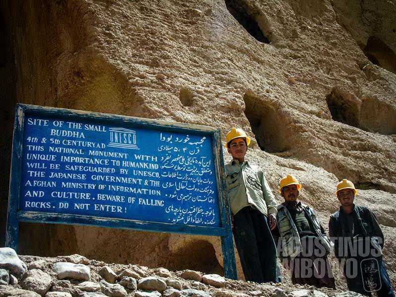 Para pekerja berhelm kuning bertugas membersihkan bebatuan dari situs Buddha Bamiyan. (AGUSTINUS WIBOWO)