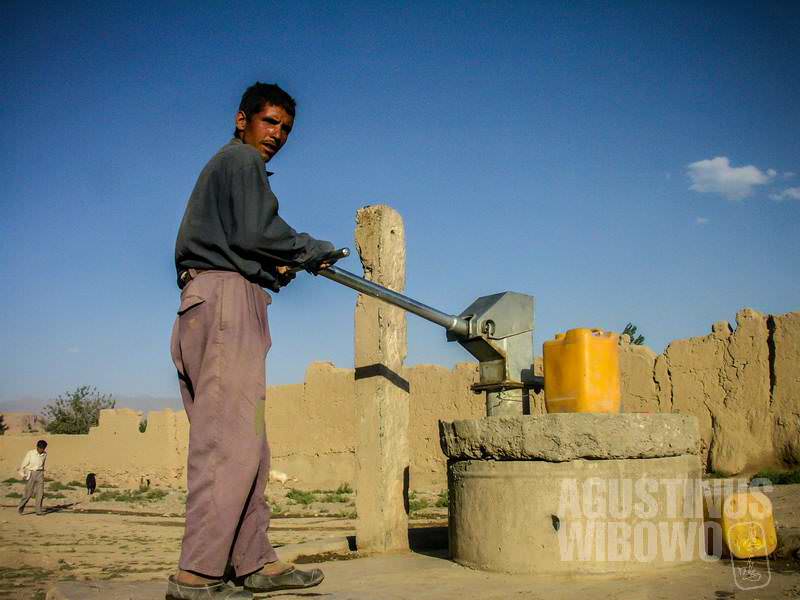 Pasca perang, berbagai organisasi kemanusiaan menjamur di seluruh penjuru Afghanistan. (AGUSTINUS WIBOWO)