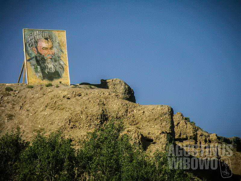 1.Foto raksasa pahlawan Hazara dalam perang Mujahiddin menghiasi langit Bamiyan. (AGUSTINUS WIBOWO)
