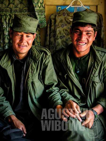 4.Persahabatan dua tentara muda dari Bamiyan. (AGUSTINUS WIBOWO)