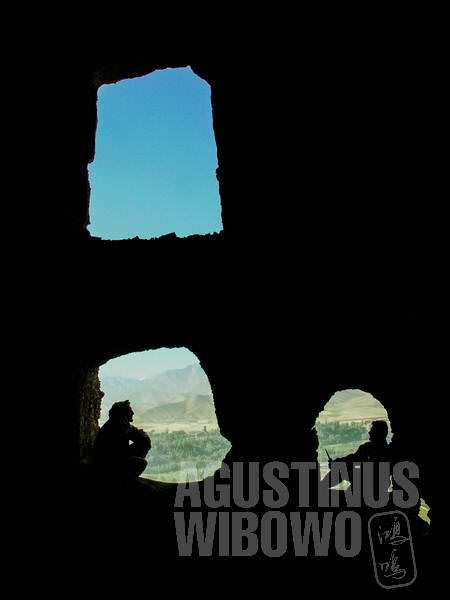 Para penjinak ranjau di gua Buddha Bamiyan. (AGUSTINUS WIBOWO)