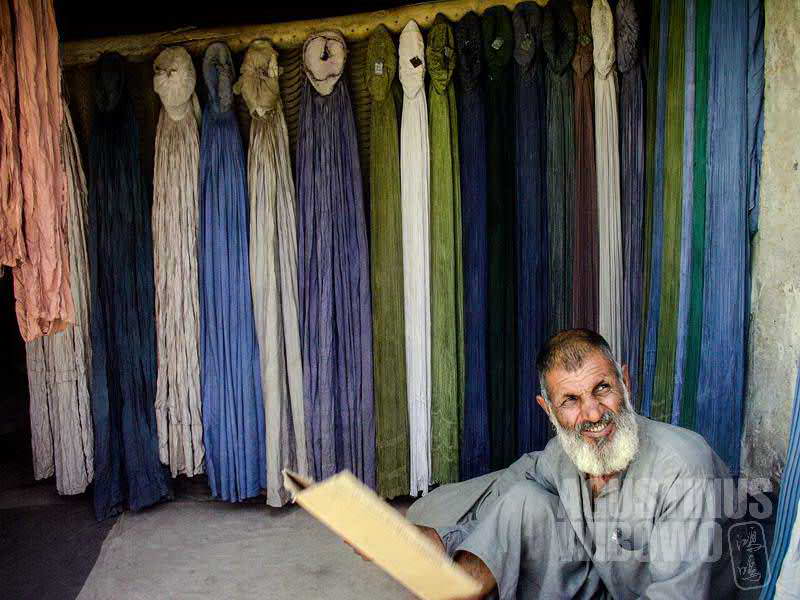 1.Seorang pedagang burqa---pakaian perempuan yang paling tren di Kandahar. (AGUSTINUS WIBOWO)