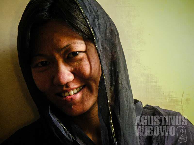 2.Makcik Lam Li cantik dalam balutan kerudung (AGUSTINUS WIBOWO)