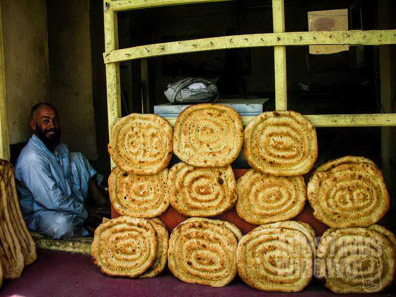 7.Roti di Kandahar berbentuk kotak, berbeda dengan di bagian lain Afghanistan yang lebih lonjong dan panjang. (AGUSTINUS WIBOWO)