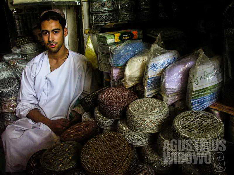 9.Topi adalah kebanggaan mereka. Topi manik-manik dari Kandahar bisa bernilai ratusan dolar. (AGUSTINUS WIBOWO)
