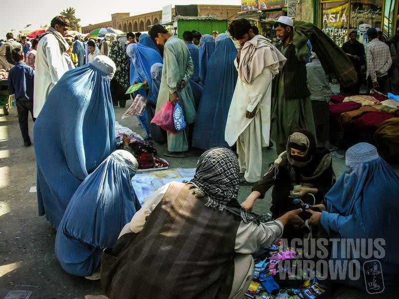 1.Dibanding Pakistan, para perempuan Afghanistan lebih terlihat di jalanan, namun mayoritas tertutup rapat di balik burqa. (AGUSTINUS WIBOWO)