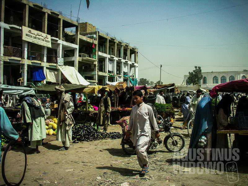 2.Laki-laki mendominasi pasar di Kandahar. (AGUSTINUS WIBOWO)