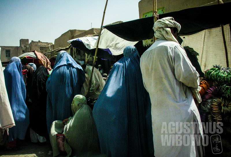 3.Para perempuan berburqa berbelanja di bagian pasar Kandahar yang khusus menjual gelang dan aneka perhiasan perempuan lainnya. (AGUSTINUS WIBOWO)