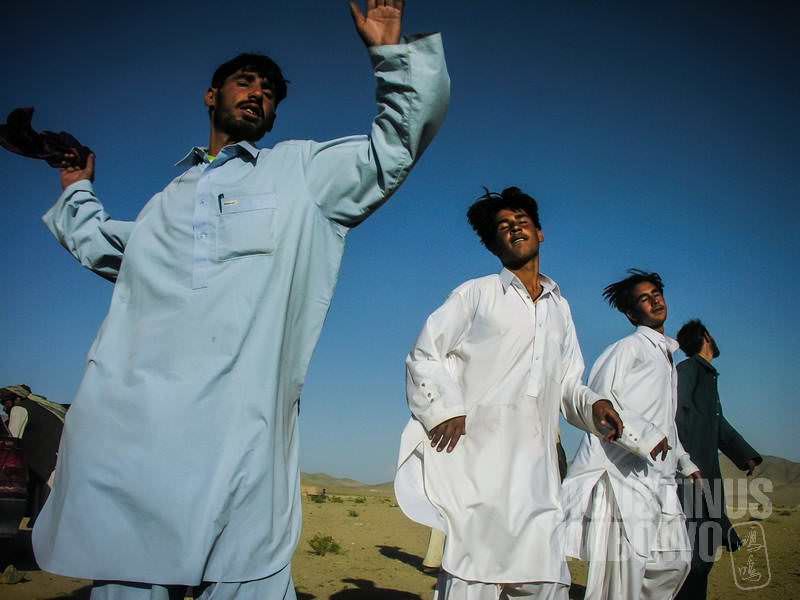 9.Para lelaki Pashtun menarikan tarian atan di tengah kemeriahan perayaan pesta perkawinan. (AGUSTINUS WIBOWO)
