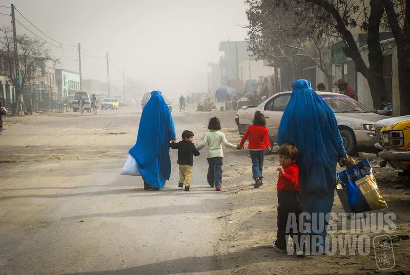 2.Burqa sangat berguna di tempat yang penuh debu ini (AGUSTINUS WIBOWO)