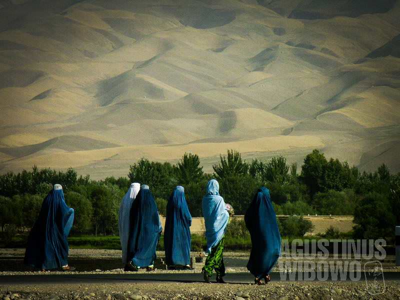 1.Para perempuan di Taloqan mayoritas mengenakan burqa (AGUSTINUS WIBOWO)