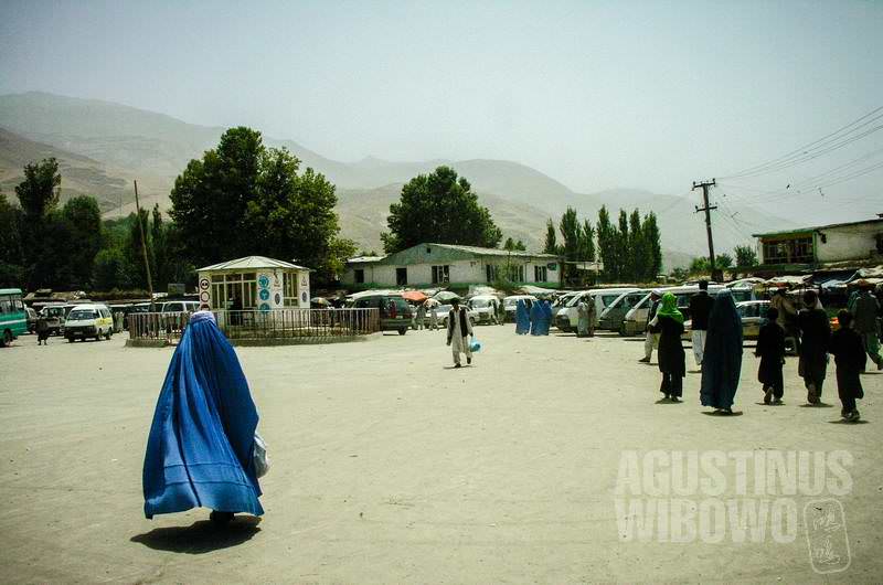 1.Mayoritas perempuan di jalanan Faizabad, Badakhshan, berbalut burqa (AGUSTINUS WIBOWO)