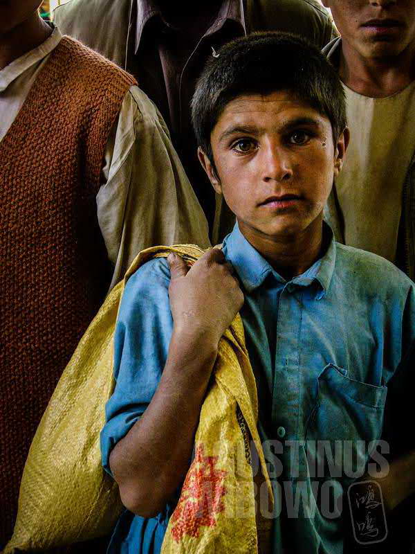 7.Bocah-bocah Afghan terlihat lebih tua daripada usia sebenarnya (AGUSTINUS WIBOWO)