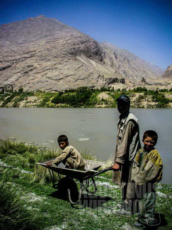 2.Di seberang sungai terlihat jelas sebuah negara asing: Tajikistan (AGUSTINUS WIBOWO)