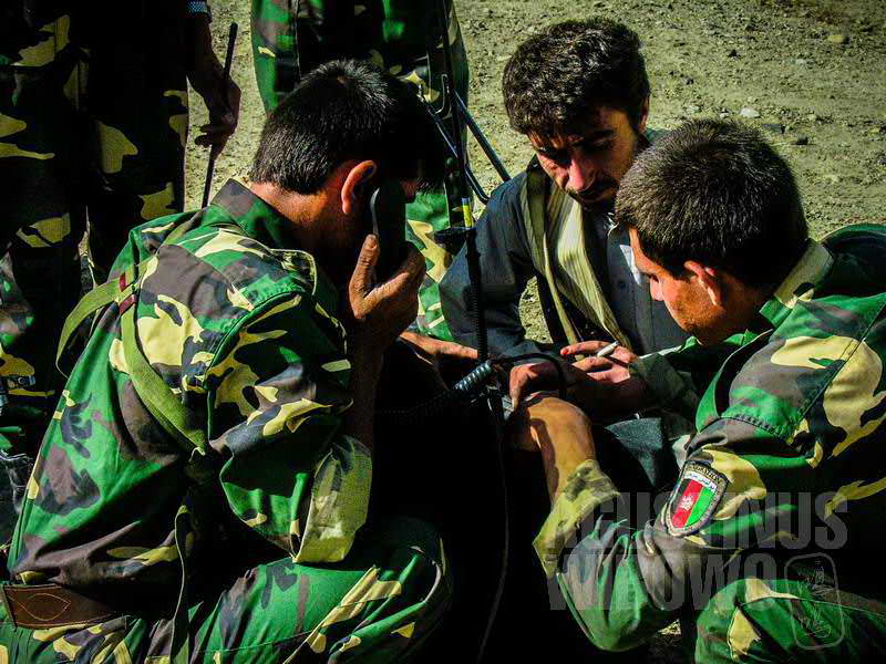 2.Para tentara Afghanistan sibuk mendiskusikan prosedur (AGUSTINUS WIBOWO)
