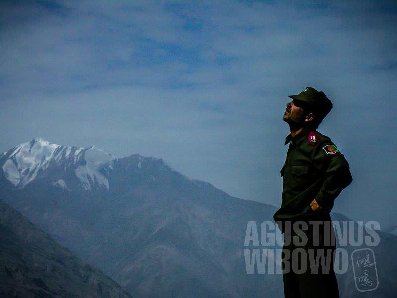 7.Ghulam Sakhi memandang pegunungan (AGUSTINUS WIBOWO)