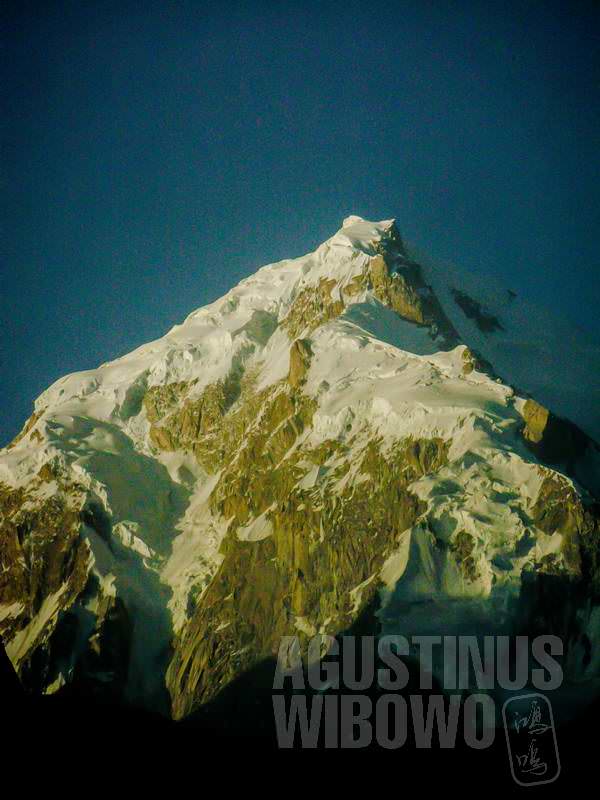 7.Gunung yang terlihat di belakang rumah Bakhtali (AGUSTINUS WIBOWO)