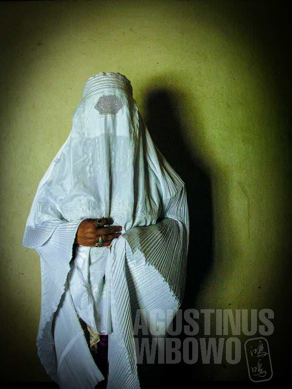 8.Terbungkus burqa (AGUSTINUS WIBOWO)