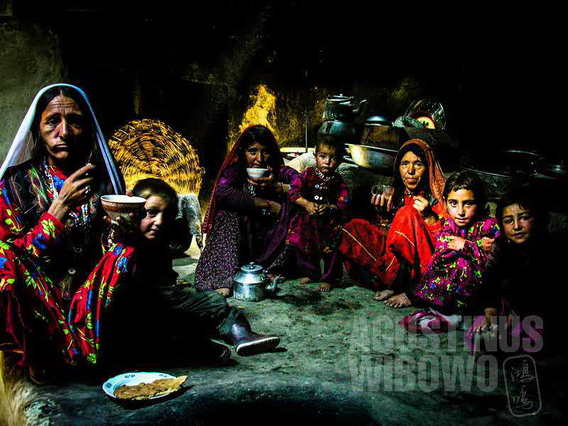 2.Para perempuan di rumah Bulbul makan bersama (AGUSTINUS WIBOWO)