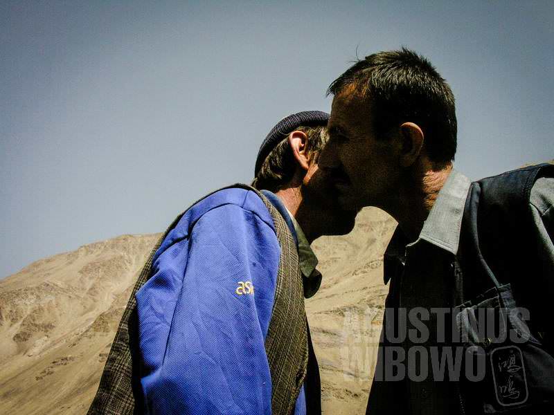 6.Para lelaki bersalam dengan bercium pipi (AGUSTINUS WIBOWO)