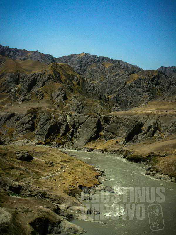 3.Meninggalkan Wakhan, pemandangan Badakhshan terasa begitu kuning dan gersang (AGUSTINUS WIBOWO)