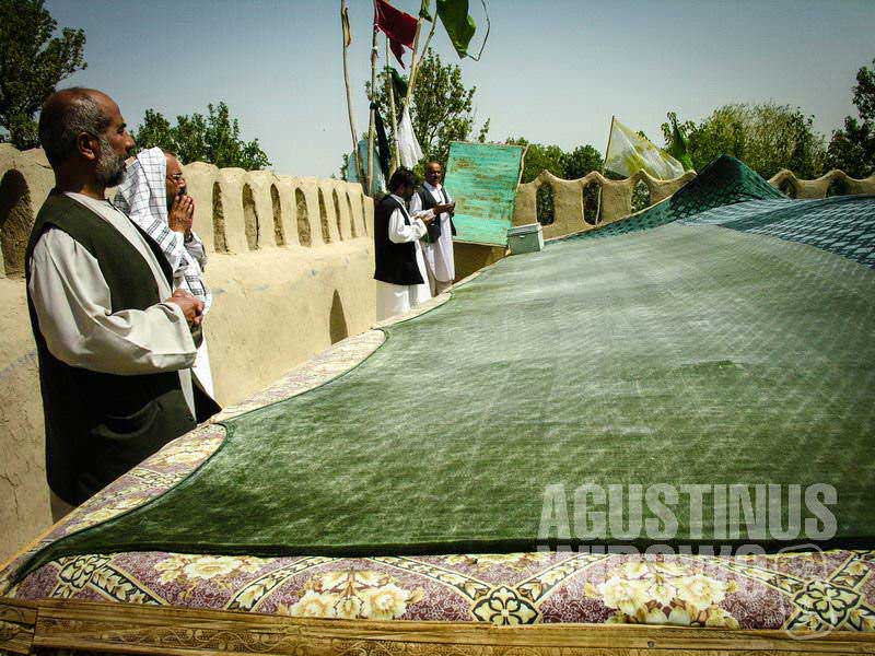 4.Ziarah kini identik dengan kota suci Balkh, yang bertaburan makam suci (AGUSTINUS WIBOWO)