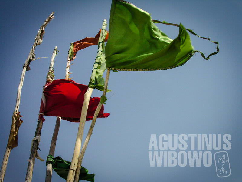 5.Bendera-bendera berkibaran di sekeliling makam (AGUSTINUS WIBOWO)