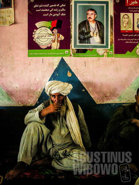 4.Poster Dostum terlihat di mana-mana di wilayah etnis Uzbek ini (AGUSTINUS WIBOWO)