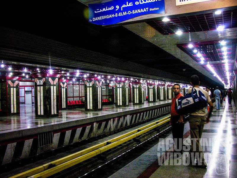 6.Kereta api bawah tanah di Teheran (AGUSTINUS WIBOWO)