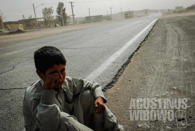 1.Bocah Afghan menunggu tumpangan (AGUSTINUS WIBOWO)