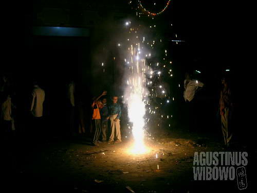 Perayaan Diwali penuh dengan api dan petasan. (AGUSTINUS WIBOWO)