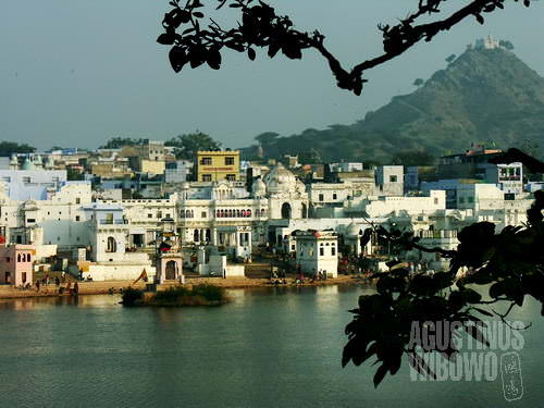 Kota suci Pushkar di sekeliling danau suci. (AGUSTINUS WIBOWO)